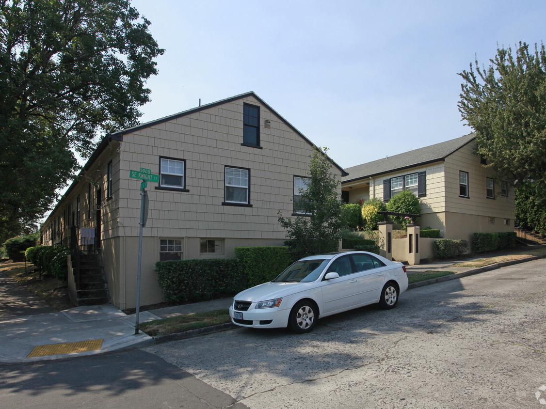 Alexander Court Apartments